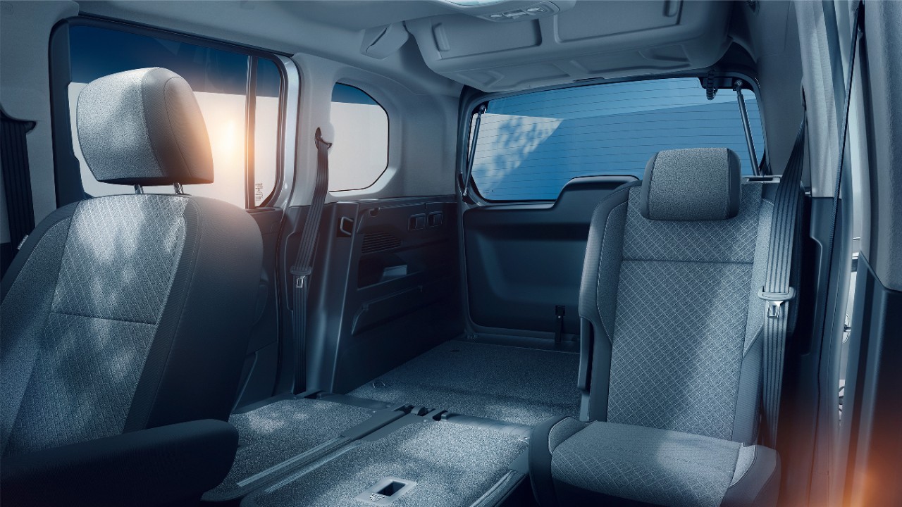 Pohľad do interiéru vozidla Opel Combo so sklopnými sedadlami