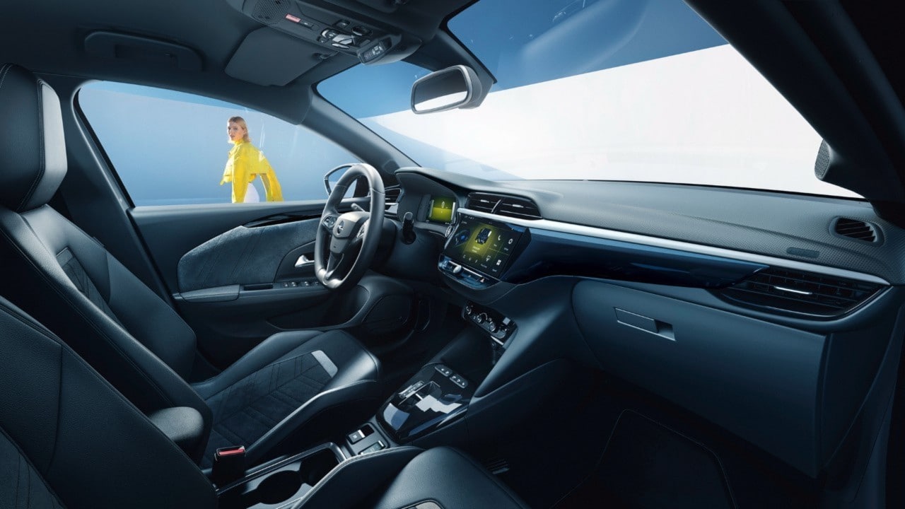 Čierny interiér modelu Opel Corsa Electric – bočný pohľad zo sedadla spolujazdca