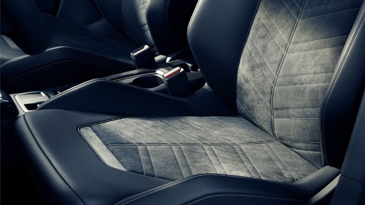 Opel Corsa Electric – detailný pohľad na predné čierne sedadlá so vzorom