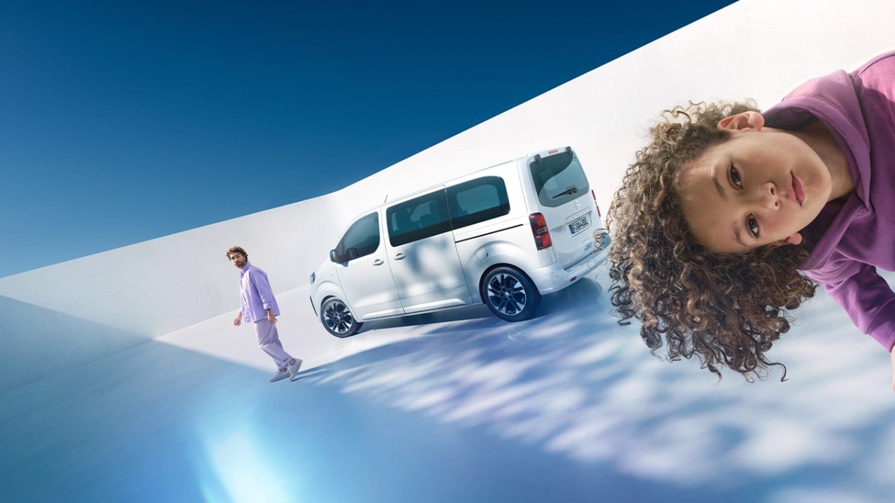 Muž a chlapec s bielym modelom Opel Zafira Electric v pozadí